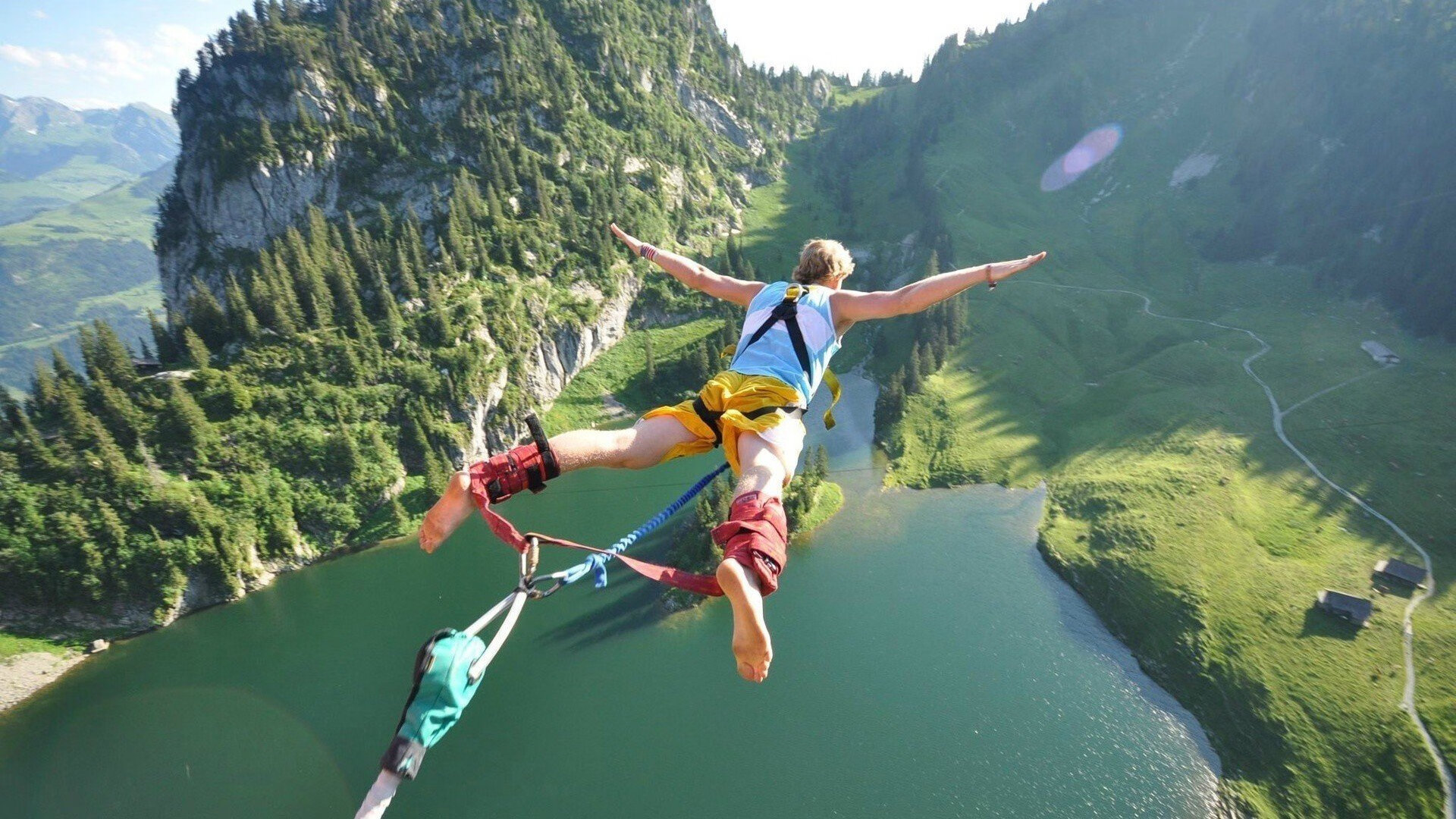 kaiyun中国-当足球超越胜负，拜仁重伤倒地，梅西率众祈祷的感人瞬间，当胜负让位于人性，拜仁球员重伤，梅西率众祈祷的震撼一幕